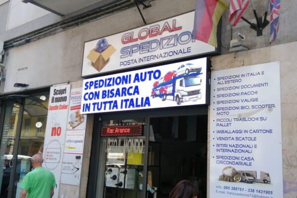 Insegna LED professionale per agenzia di spedizioni