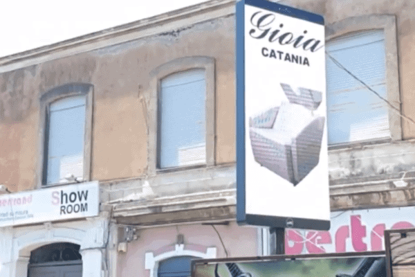 Video insegna LED a colori installata su un negozio