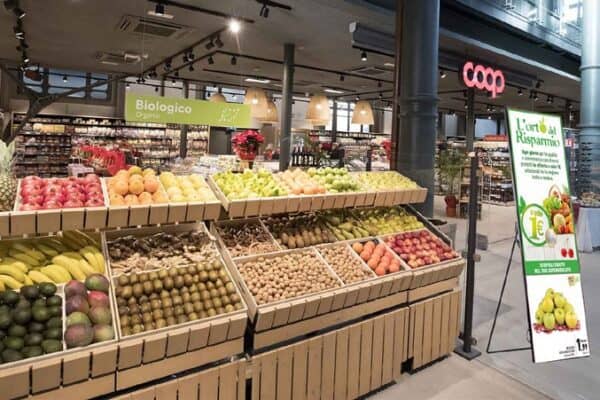 Display LED sopra il banco di un supermercato