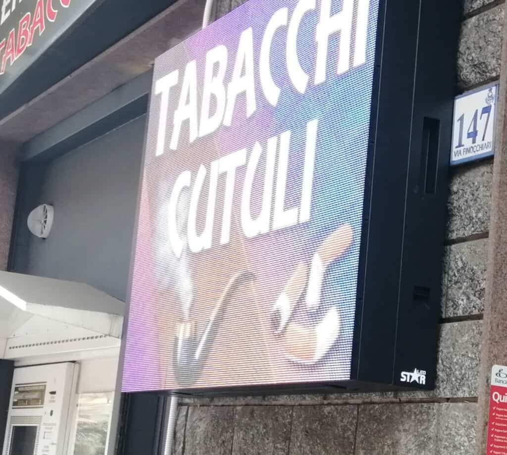 Video insegna LED per tabaccheria installata su facciata