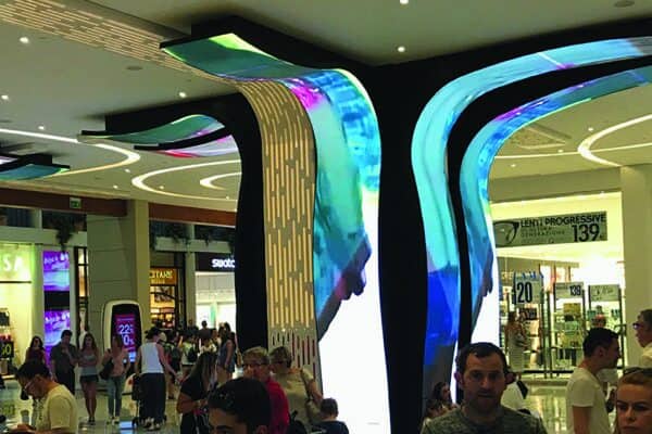 Schermo LED in galleria di un centro commerciale