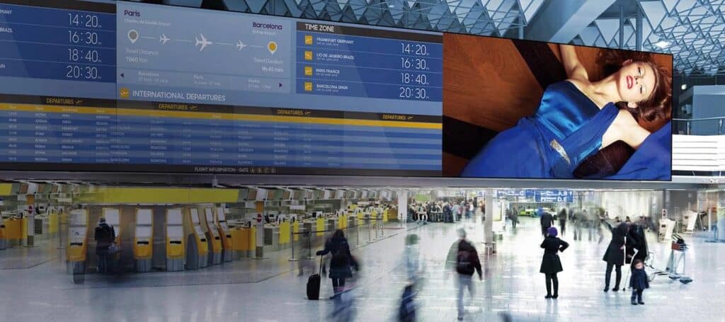Maxischermo LED installato in un aeroporto